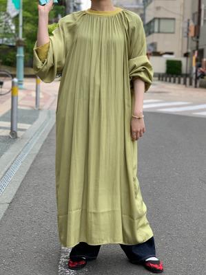 サテンギャザーワンピース　AW856　ジョンブル